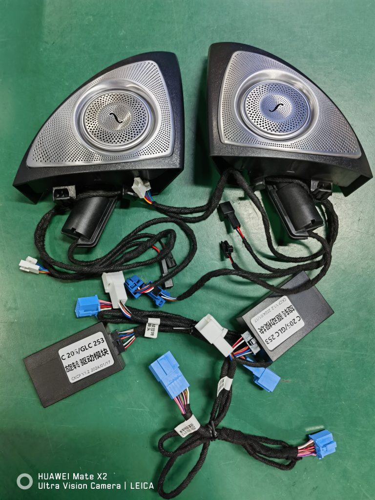 Reference kit: left and right 3D tweeters, rotation modules and harnesses.
