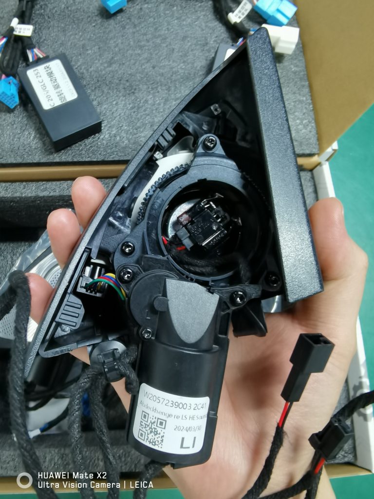 Rear mechanism, mounting points and wiring shown on the W205 reference unit.